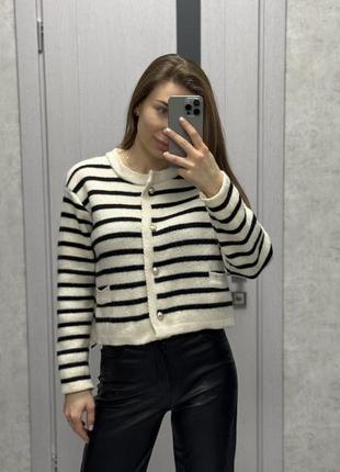 Трендовый свитер в полоску