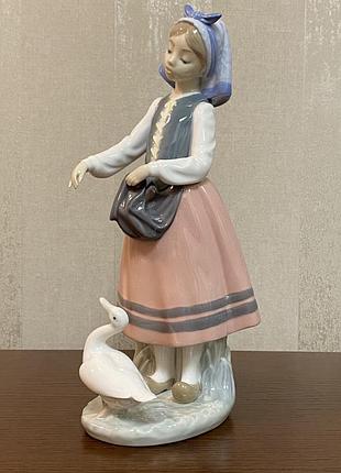 Фарфоровая статуэтка lladro «джозефа кормит утку».