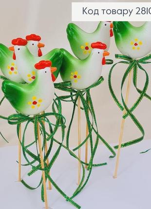 Набор зелено-белых курочек на пасху на деревянной палочке.