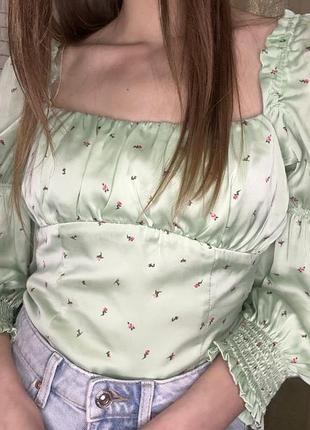 Шовковий топ h&m з квітами (нюанс)