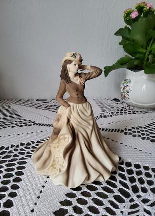 Фарфоровая коллекционная статуэтка coalport meg.