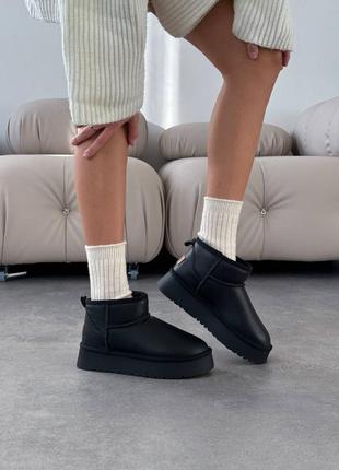 Ультракороткі жіночі уггі колір: чорний натуральна шкіра