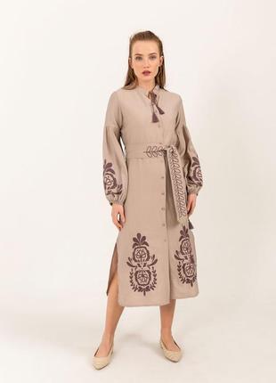Платье с вышитым поясом и кисточками
