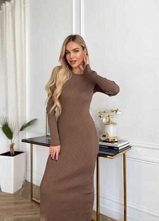 Трикотажное платье макси в рубчик