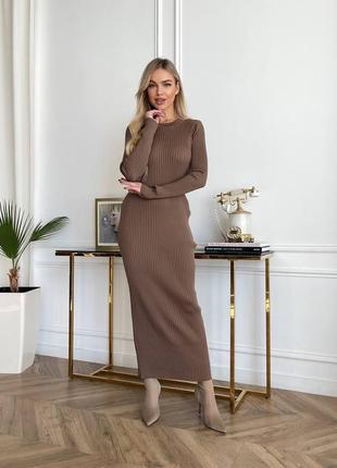 Трикотажное платье макси в рубчик