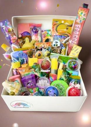 Подарунок-сюрприз для дитини: кольорова коробка з цукерками для народження, світ бокс з іграшкою