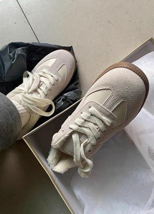 Новые теплые кроссовки светлые с мехом в средине,на осень зиму кроссы