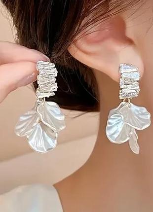 Оригінальні сережки з білими перламутровими сережками