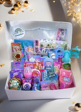 Солодкий подарунок для малюка: коробка з цукерками, набір солодощів на день народження, сюрприз дитячий