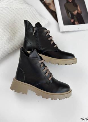 Женские черные зимние ботинки на бежевой тракторной подошве натуральная кожа