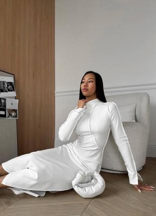 Довга сукня ангора рубчик із швами на виворіт із зовнішніми швами з горловиною з розрізом