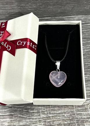 Кулон с натуральным камнем розовый кварц в форме мини сердечка на шнурке в подарочной коробочке