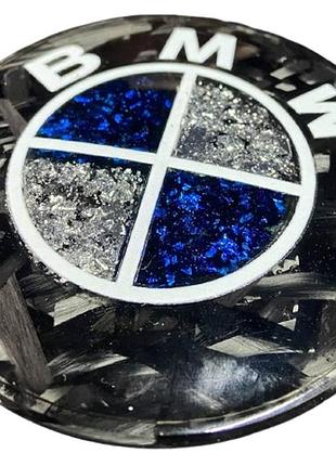 Емблема bmw 74 мм для багажника з ефектом глянцевого вуглецевого волокна і кристалічними вставками.