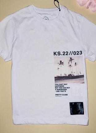 Футболка білого кольору з принтом для хлопця бренду kronstadt // розмір: 5-6 років (110-116)1 фото