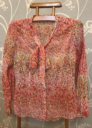 Дуже красива та стильна різнобарвна блузка.