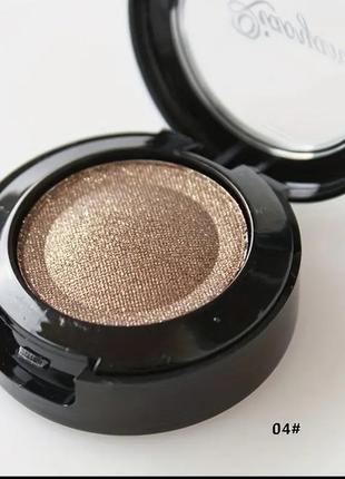 Монохромные шоколадные тени с блеском.