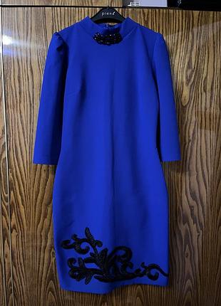 Роскошное синее платье с вышивкой, м