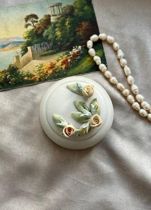 Старинная шкатулка из итальянского матового фарфора бренда capodimonte