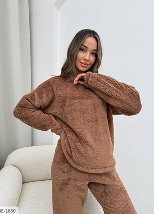 Домашний костюмчик очень теплый 
материал: теплая двухсторонняя махра
размеры: 42-44,46-48,50-52, 54-56