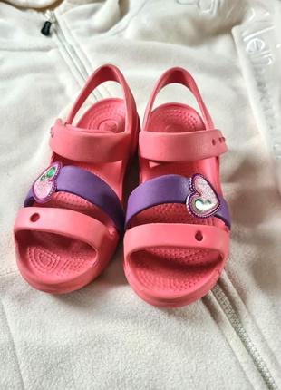 Рожево-фіолетові босоніжки crocs із сердечками, розмір c12 29 рр 183 м