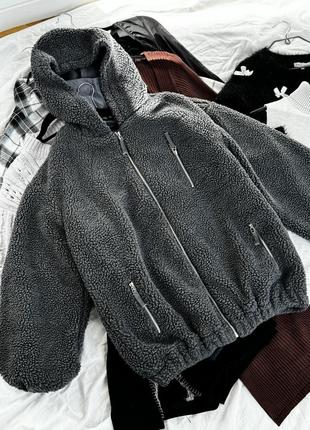 Обʼємна oversized куртка бомбер варешек prettylittlething
