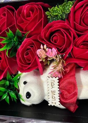 Подарунковий набір ведмедик з трояндочками в коробочці серце червоний