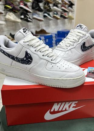 Мужские кожаные кроссовки nike air force 1 low 07 essentials black paisley оригинал белые