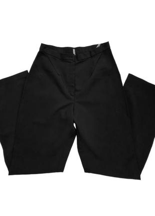 Черные классические брюки на высокой и зауженной посадке