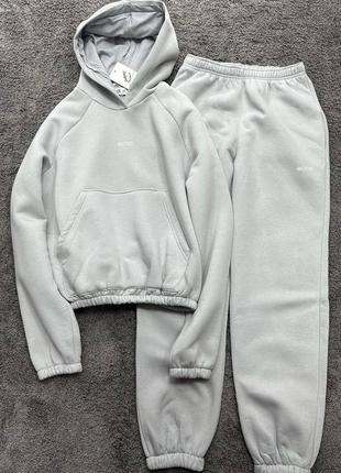 Костюм двойка, цвета базовые и приятные, легкое утепление