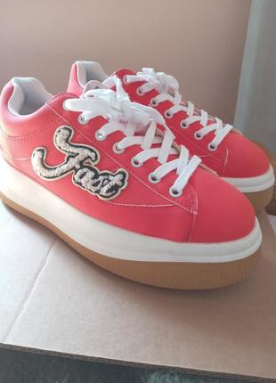 Кроссовки новые bershka 38 размера при 600грн