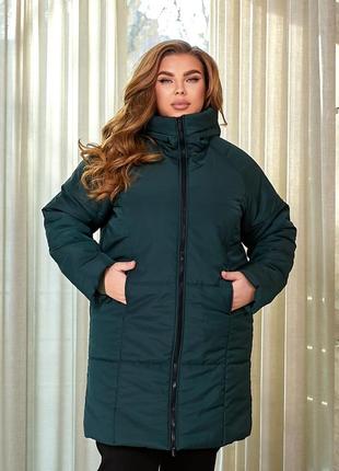 Женская куртка с глубоким капюшоном