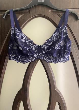 Бюстгальтер, в темно синьому, кольорі, разом з голубими квітами, від дорогого бренду: bonmarche🫶