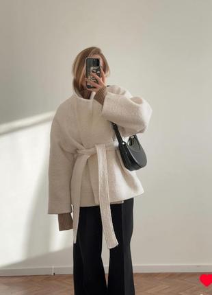 Вкорочене напівпальто молочного кольору