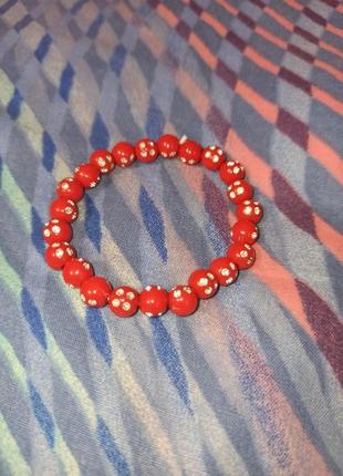 Праздничный красный браслет на руку на резинке yves rocher