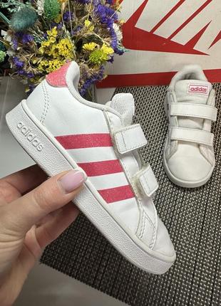 Оригінальні кросівки adidas