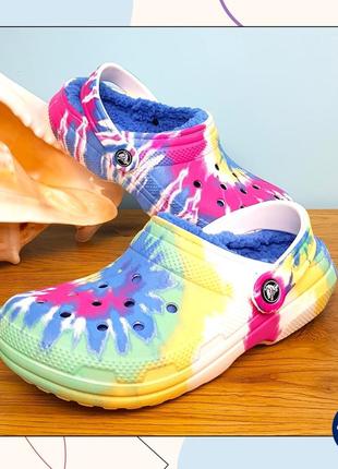 Утепленные кроксы✨ classic lined tie dye crocs оригинал яркие сабо на меху для дома унисекс