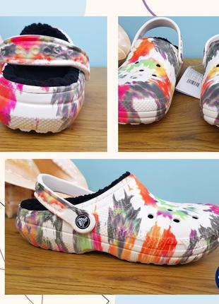 Утепленные кроксы✨ classic lined tie dye crocs оригинал яркие сабо на меху для дома унисекс