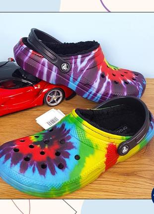 Утепленные кроксы✨ classic lined tie dye crocs оригинал яркие сабо на меху для дома унисекс