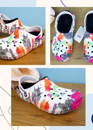 Утепленные кроксы✨ classic lined tie dye crocs оригинал яркие сабо на меху для дома унисекс