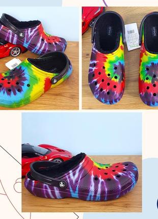 Утепленные кроксы✨ classic lined tie dye crocs оригинал яркие сабо на меху для дома унисекс