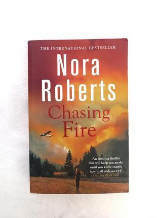 Книга на англійській мові nora roberts chasing fire