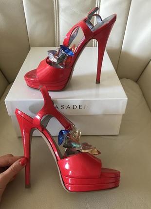 Продам шикарные босоножки casadei