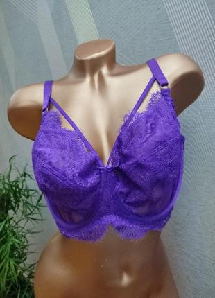 Красивый бюстик балконет с декором на груди