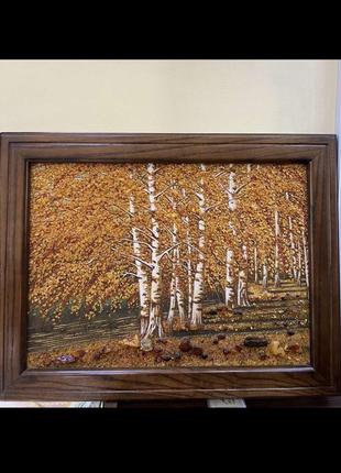 Картина з бурштину берези в деревʼяній рамці.