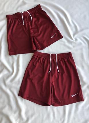 Спортивные шорты от nike