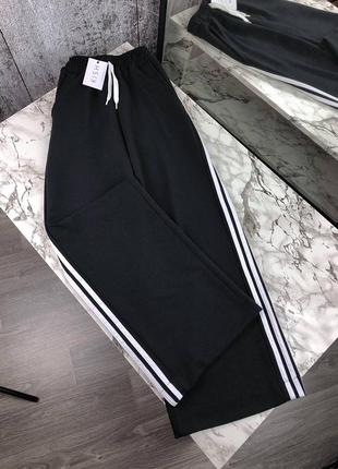 Чорні жіночі спортивні штани з лампасами