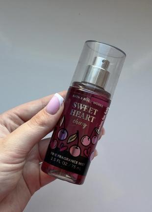 Спрей для тела/волосы bath and body works sweetheart cherry в мини формате (75мл)