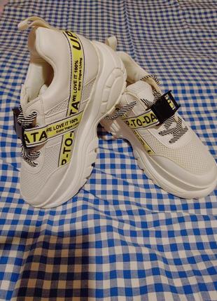 Білі кросівки на танкетці, є нюанс.