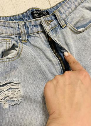 Жіночі джинси-mom від pretty little thing з рваними елементами4 фото