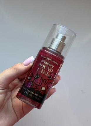 Спрей для тела/волосы bath and body works strawberry pound cake в мини формате (75мл) оригинал